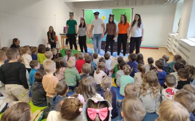 Dijaki oživeli pravljični svet v vrtcih